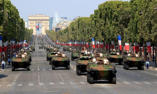 Dàn xe bọc thép của Quân đội Pháp đi qua Đại lộ Champ-Elysees trong lễ diễu binh mừng Ngày Quốc khánh Pháp ở thủ đô Paris. Ảnh: Reuters.