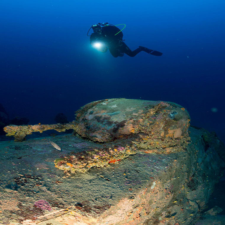Tuy nhiên, phi công Ernest không kịp thoát ra ngoài và vẫn còn ở trong chiếc máy bay khi nó chìm xuống biển Adriatic và Ernest được xác định mất tích trên biển.