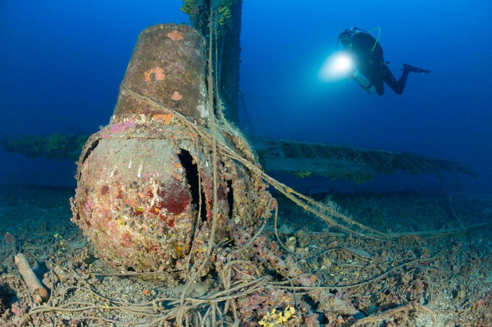 Thiếu úy Earnest đã nằm dưới biển sâu trong xác chiếc máy bay B-17 này trong suốt 74 năm cho tới khi được nhiếp ảnh gia Steve Jones tìm thấy.