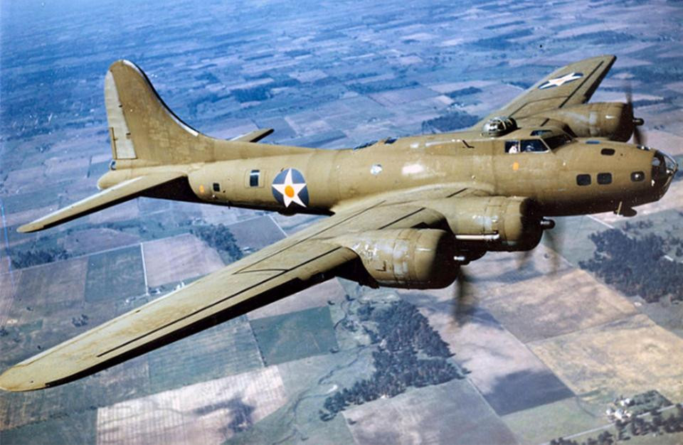 Vào ngày 6/11/1944, phi công Ernest Vienneau điều khiển chiếc máy bay ném bom B-17 của Không quân Mỹ làm nhiệm vụ tại Maribar, Yugoslavia.