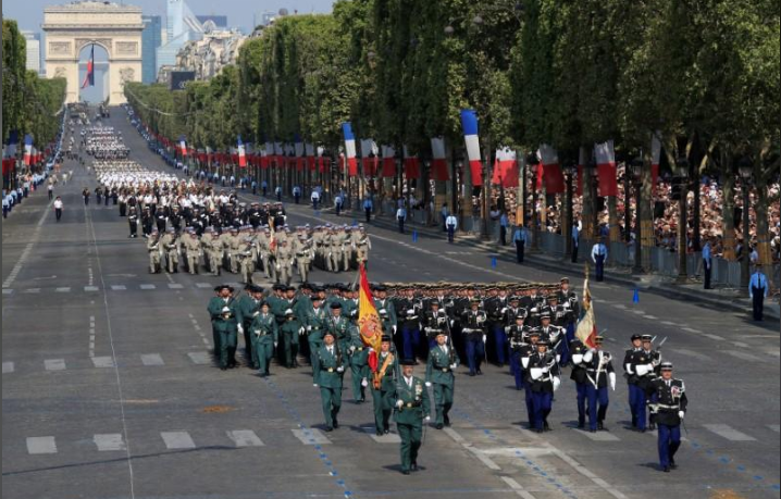 Các thành viên của Lực lượng cảnh sát bán quân sự Tây Ban Nha cũng tham gia lễ diễu binh ở Pháp vừa qua. Ảnh: Reuters.