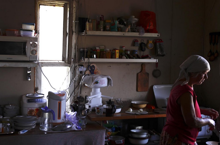 Được biết, ngôi làng Alexandrovka hiện là nơi sinh sống của 1.500 cư dân. Ảnh: Bà Irina Aleekseva đang chuẩn bị bữa ăn cho gia đình.