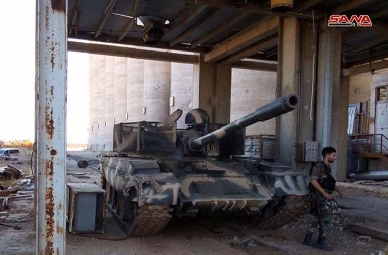 “Các binh sĩ Syria đã tiến hành chiến dịch quân sự quy mô lớn ở Tây Daraa và giành lại quyền kiểm soát thêm nhiều vùng đất dọc biên giới với Jordan dẫn đến Zeizoun, thị trấn al-Hayt phía tây bắc thành phố Daraa”, nguồn tin cho hay. Ảnh: SANA.