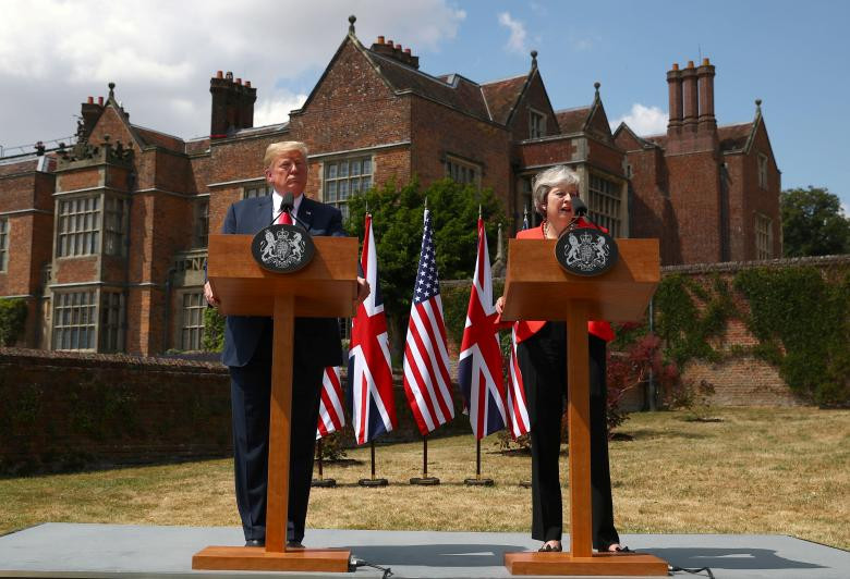 Hai nhà lãnh đạo Anh-Mỹ tổ chức họp báo chung tại dinh thự Chequers hôm 13/7. Ảnh: Reuters.