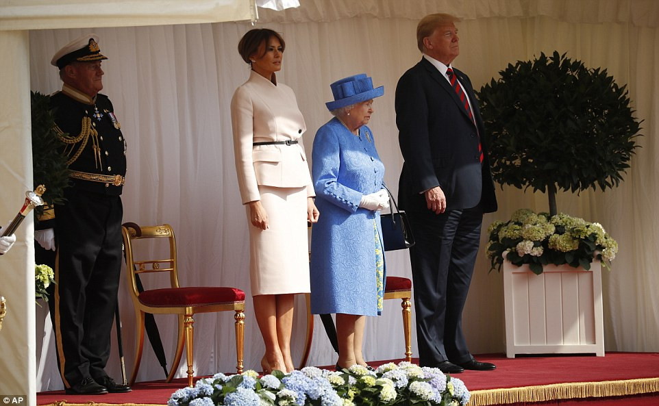 Sau lễ đón, Nữ hoàng Elizabeth II và Tổng thống Trump đã có cuộc trò chuyện trong tiệc trà. Ảnh: AP.
