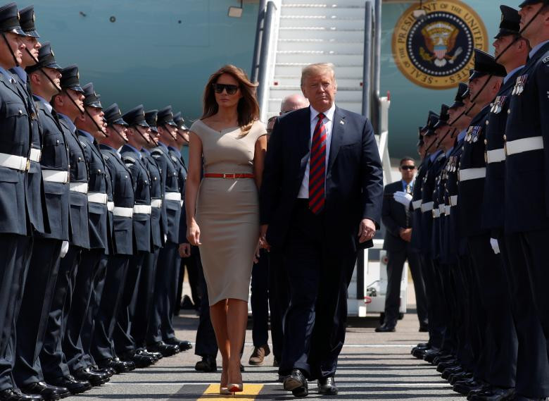 Theo Daily Mail, vào khoảng 14h chiều ngày 12/7 (giờ địa phương), Tổng thống Trump và Đệ nhất phu nhân Mỹ Melania đã đặt chân tới thủ đô London, bắt đầu chuyến thăm Anh kéo dài 4 ngày. Ảnh: Reuters.