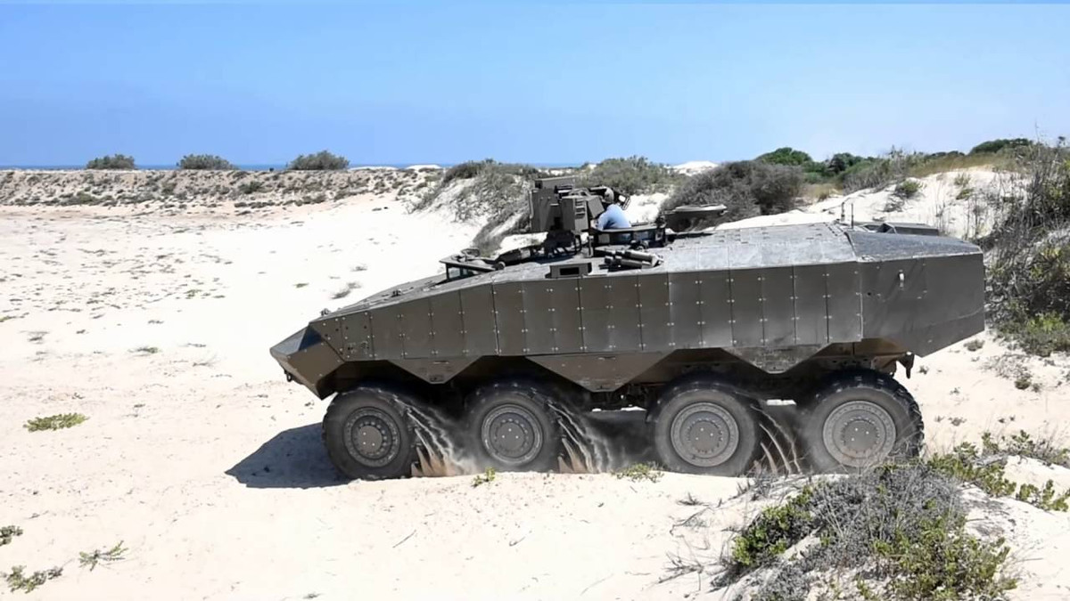 “Sau thời gian dài thử nghiệm, chúng tôi đã giới thiệu mẫu xe bọc thép chở quân tiên tiến nhất thế giới”, Chuẩn tướng Guy Faglin thuộc Bộ Quốc phòng Israel phát biểu. Ảnh: Youtube.