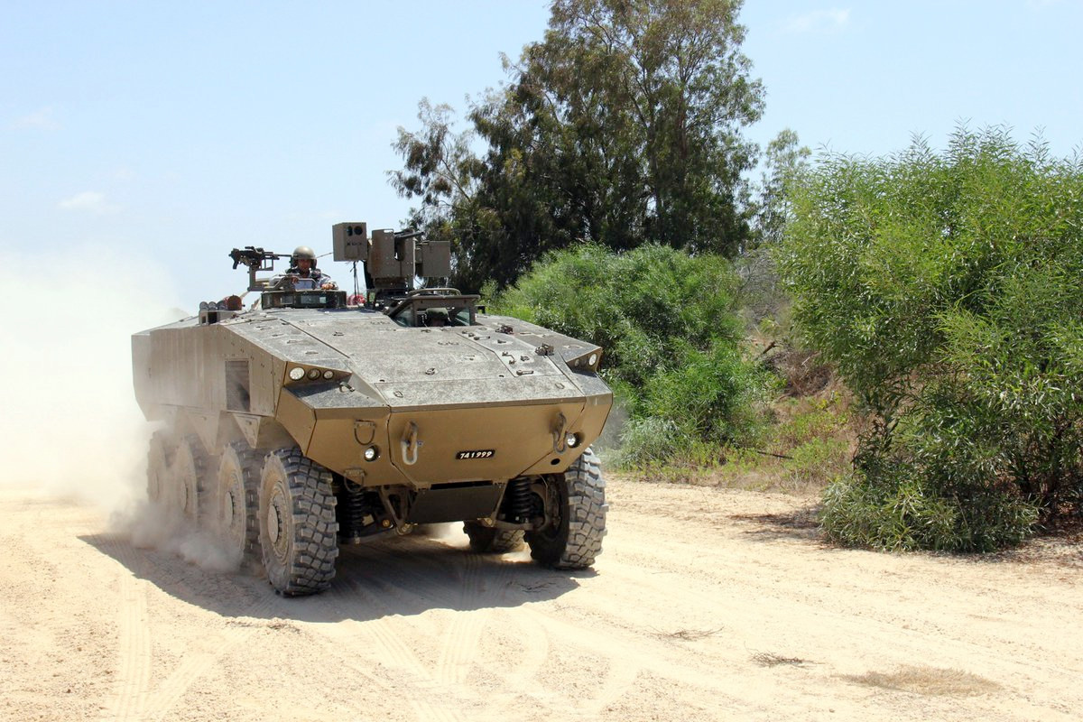 Được biết, APC Eitan bánh lốp 8x8 sẽ được trang bị hệ thống vũ khí điều khiển từ xa với một khẩu pháo tự động 30 mm có phạm vi hoạt động lên tới 2.500 mét, một khẩu súng máy 12,7 mm và bệ phóng tên lửa. Ảnh: Youtube.