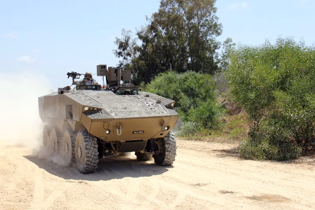 Được biết, APC Eitan bánh lốp 8x8 sẽ được trang bị hệ thống vũ khí điều khiển từ xa với một khẩu pháo tự động 30 mm có phạm vi hoạt động lên tới 2.500 mét, một khẩu súng máy 12,7 mm và bệ phóng tên lửa. Ảnh: Youtube.