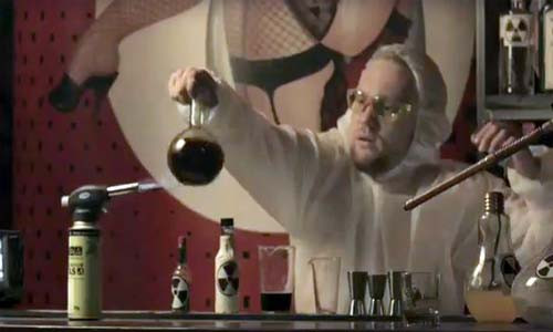 Nhân viên quán mặc quần áo bảo hộ và đeo kính khi phục vụ. (Ảnh: Mirror)