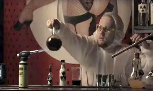 Nhân viên quán mặc quần áo bảo hộ và đeo kính khi phục vụ. (Ảnh: Mirror)