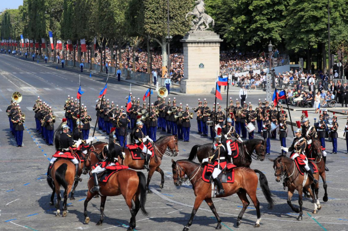 Các thành viên của lực lượng Vệ binh Cộng hoà Pháp cưỡi ngựa tham gia cuộc diễu hành truyền thống kỷ niệm Ngày Quốc khánh Pháp. Ảnh: Reuters.