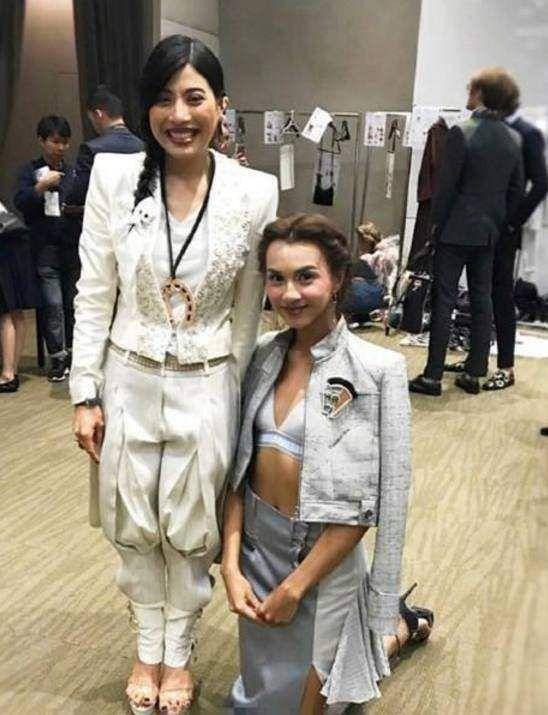 Cô từng được nhà thiết kế Pierre Balmain của nhà mốt Balmain nổi tiếng nâng đỡ và giới thiệu tới làng thời trang thế giới. Trong lĩnh vực thiết kế, công chúa Sirivannavari Nariratana luôn khéo léo pha trộn những nét hiện đại, đài các của phương Tây với phong cách cổ truyền đặc trưng của Thái Lan. Nhiều bộ lễ phục của hoàng tộc Thái Lan cũng được chính tay cô thiết kế.