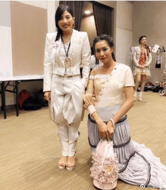 Công chúa Sirivannavari Nariratana rất được người dân Thái ngưỡng mộ bởi vừa xuất thân quyền quý, giàu có lại tài năng. Không chỉ sở hữu khối tài sản đồ sộ lên tới hàng tỉ đô la, công chúa Sirivannavari Nariratana còn có một thương hiệu riêng từng được trình diễn tại các tuần lễ thời trang lớn trên thế giới.