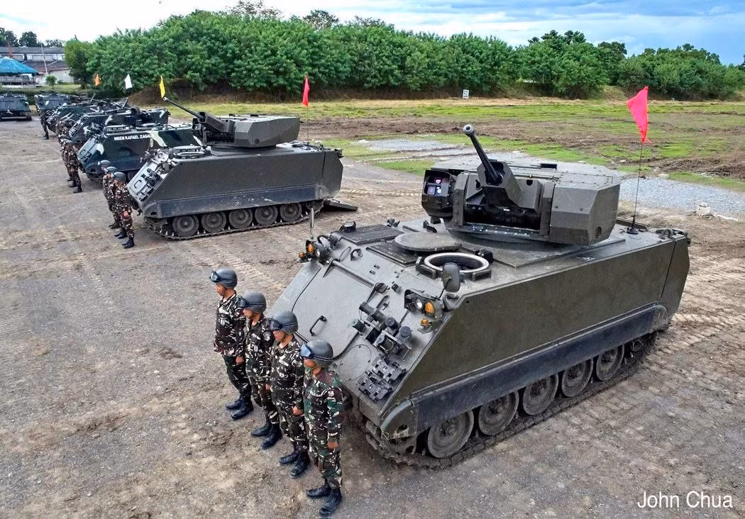 Bên cạnh đó, M113A2 hiện đại hóa của Philippines còn được bổ sung 2 bình nhiên liệu phụ ở sát cửa ra vào phía sau để kéo dài tầm hoạt động, cách bố trí này tương tự như biến thể M113A3. Nguồn ảnh: John Chua.