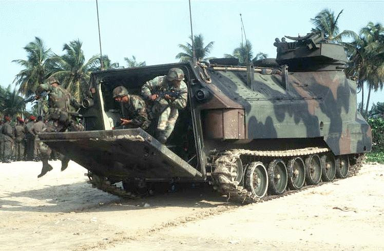 Một chiếc AAV-P7A1 có thể mang theo tối đa 25 thủy quân lục chiến cùng đầy đủ trang bị với kíp chiến đấu gồm 4 người. Với thiết kế cửa đổ bộ mở từ phía sau trên AAV-P7A1 giúp nó có thể bảo vệ được binh sĩ trước hỏa lực bắn thẳng của địch.