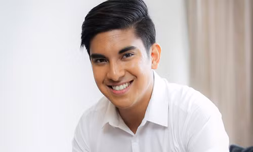 Ở tuổi 25, ông Syed Saddiq Abdul Rahman trở thành vị bộ trưởng trẻ nhất trong lịch sử Malaysia. Quyết định của Thủ tướng Mahathir Mohamad khiến nhiều người không khỏi ngạc nhiên và tò mò về thân thế của vị bộ trưởng tuổi trẻ tài cao này. Ảnh: The Coverage.