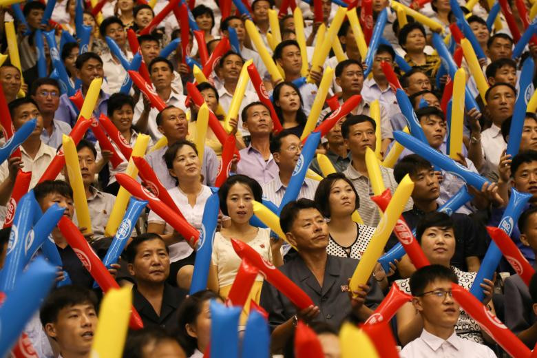 Người dân Triều Tiên cổ vũ các cầu thủ thi đấu và hò reo khi đội Thịnh vượng giành chiến thắng trước đội Hòa bình với tỷ số 103-102.