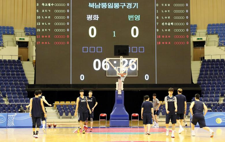 Các thành viên của đội bóng rổ nam Hàn Quốc tập luyện trước khi thi đấu.