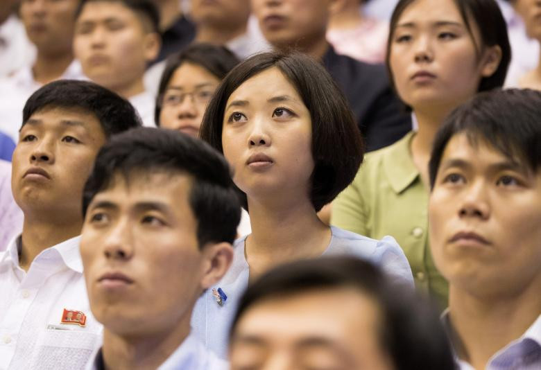 Các khán giả Triều Tiên chăm chú theo dõi trận đấu.