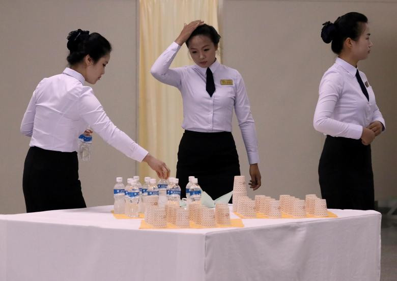 Đồ uống được chuẩn bị cho trận đấu giao hữu bóng rổ giữa hai miền Triều Tiên tại thủ đô Bình Nhưỡng hôm 4/7.