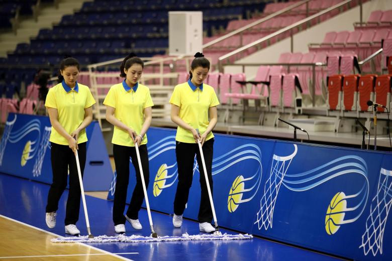 Các nhân viên Triều Tiên lau dọn sàn thi đấu ở Bình Nhưỡng.