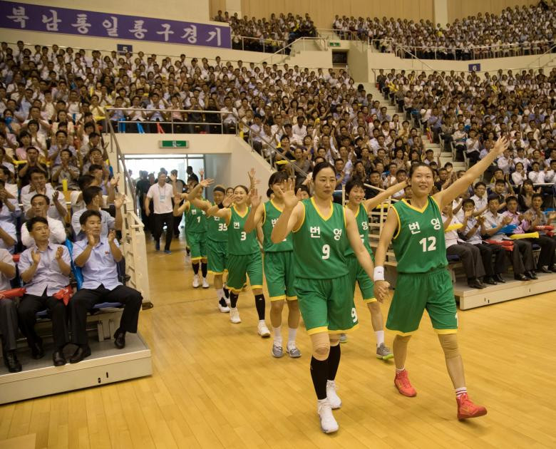 Đội bóng rổ nữ Thịnh vượng bao gồm các vận động viên Hàn Quốc và Triều Tiên chuẩn bị ra sân thi đấu.