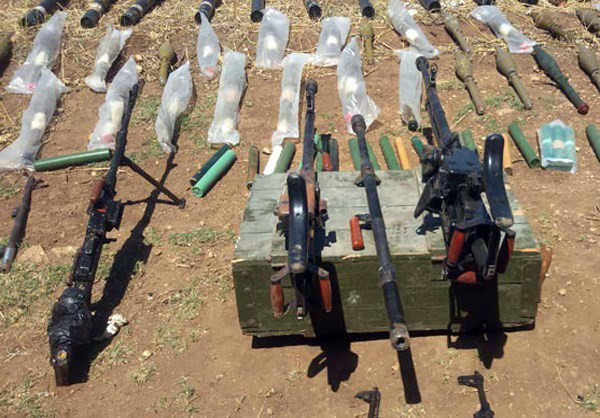 Các tay súng phiến quân này đã giao nộp số vũ khí trên theo điều khoản thỏa thuận ký kết với Chính phủ Syria. Ảnh: FNA.