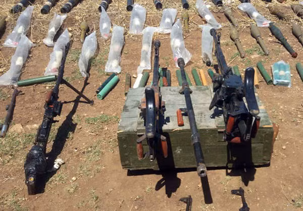 Các tay súng phiến quân này đã giao nộp số vũ khí trên theo điều khoản thỏa thuận ký kết với Chính phủ Syria. Ảnh: FNA.