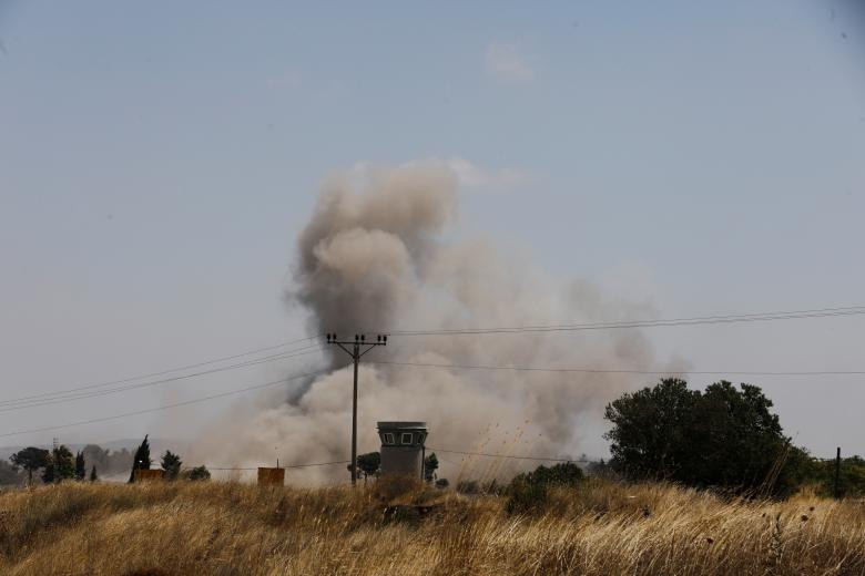 Khói bụi bốc lên sau một vụ oanh kích gần cửa khẩu biên giới Quneitra giữa Israel và Syria ngày 21/7.