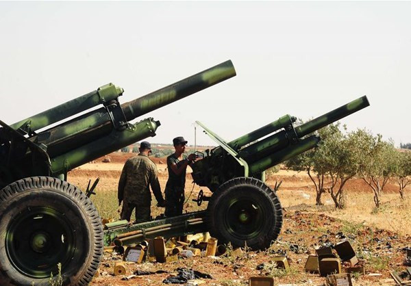 “Hàng trăm binh sĩ Syria cùng nhiều phương tiện quân sự và lượng lớn vũ khí hạng nặng đã được điều động tới Quneitra. Đoàn xe quân sự này di chuyển tới Bắc Quneitra qua các khu vực mới được giải phóng ở Đông Daraa. Quân đội Syria đang chuẩn bị tiến hành chiến dịch quân sự ở Nam Quneitra, gần Cao nguyên Golan”, nguồn tin cho hay. Ảnh: FNA.