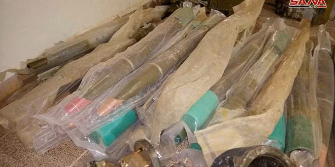 Trong khi đó, hãng thông tấn SANA (Syria) đưa tin ngày 14/7, tại ngôi làng Daraa al-Balad phía nam tỉnh Daraa, các nhóm phiến quân đã bắt đầu giao nộp vũ khí hạng nặng và hạng trung cho lực lượng chính phủ Damascus theo thỏa thuận đạt được với Quân đội Syria hôm 11/7. Ảnh: SANA.