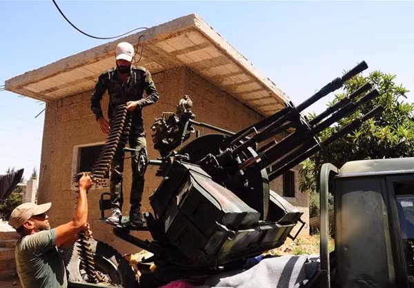 Sau cuộc giao tranh ác liệt, lực lượng chính phủ Damascus đã giành lại quyền kiểm soát thị trấn Masraha và một số cứ điểm gần thị trấn này. Theo nguồn tin địa phương, mặt trận của nhóm khủng bố ở Quneitra đang dần sụp đổ sau những đợt tấn công dồn dập của Quân chính phủ Syria. Ảnh: FNA.