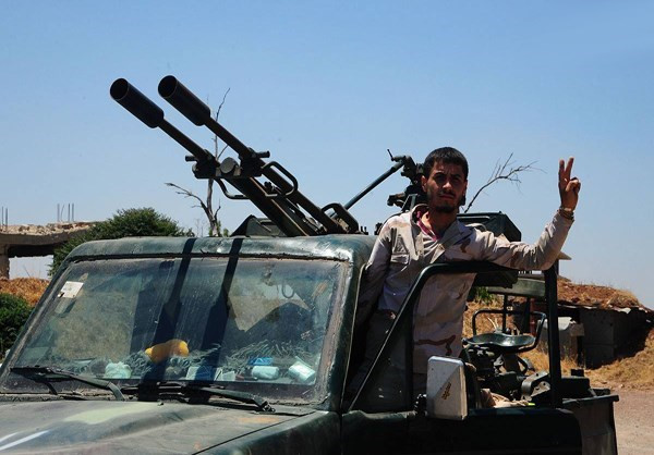 Trước đó, ngày 13/7, Quân đội Syria đã triển khai binh sĩ và trang thiết bị quân sự tới Quneitra để chuẩn bị cho chiến dịch quân sự quy mô lớn sắp tới nhằm vào nhóm khủng bố ở phía nam tỉnh này. Ảnh: FNA.