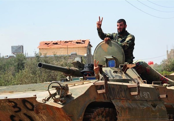 “Không quân Syria đã tiến hành hơn 25 đợt không kích ở vùng nông thôn phía đông nam tỉnh Al-Quneitra, tấn công các tuyến tiếp tế của nhóm phiến quân từ phía tây tỉnh Daraa”, nguồn tin quân sự ở Izraa cho hay.