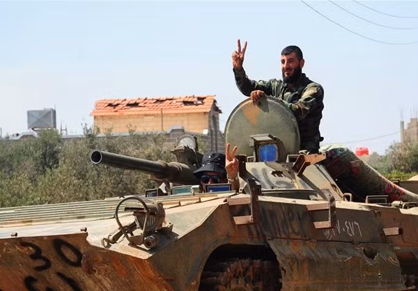 “Không quân Syria đã tiến hành hơn 25 đợt không kích ở vùng nông thôn phía đông nam tỉnh Al-Quneitra, tấn công các tuyến tiếp tế của nhóm phiến quân từ phía tây tỉnh Daraa”, nguồn tin quân sự ở Izraa cho hay.