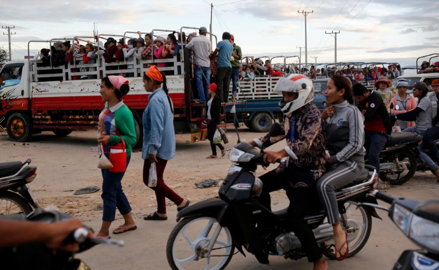 Nhiều công nhân chờ bắt xe trở về nhà sau một ngày làm việc.