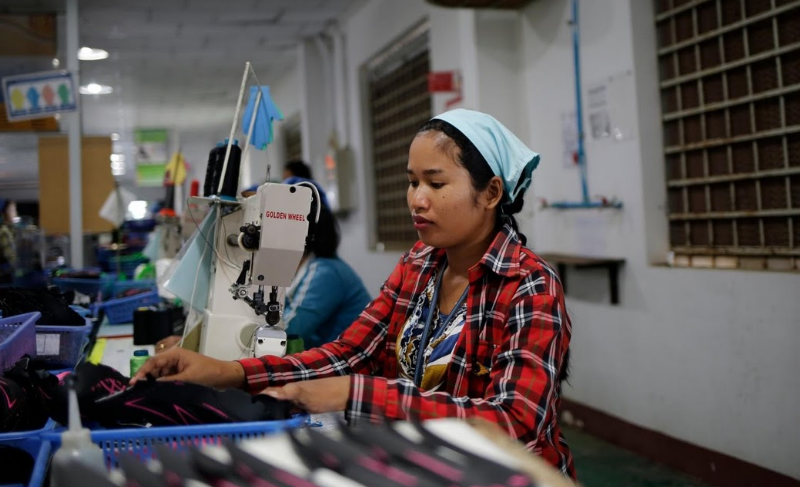 Khen Srey Touch miệt mài với công việc của mình.