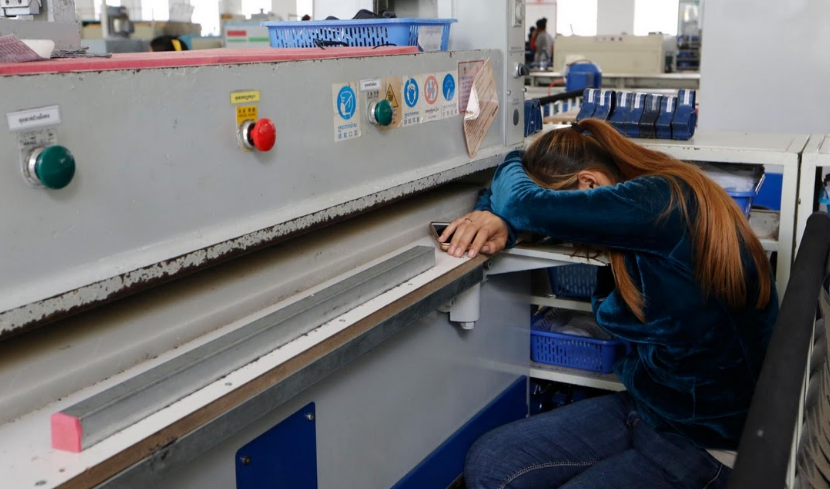 Một nữ công nhân tranh thủ chợp mắt trong giờ nghỉ trưa.
