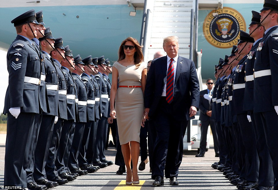 Tổng thống Trump và phu nhân Melania được đón tiếp tại sân bay Stansted. Ảnh: Reuters.