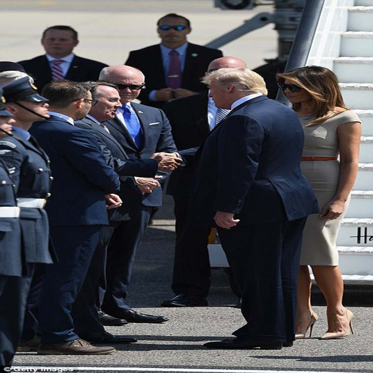 Bộ trưởng Thương mại Anh Liam Fox chào đón Tổng thống Trump và phu nhân Melania. Ảnh: Getty.