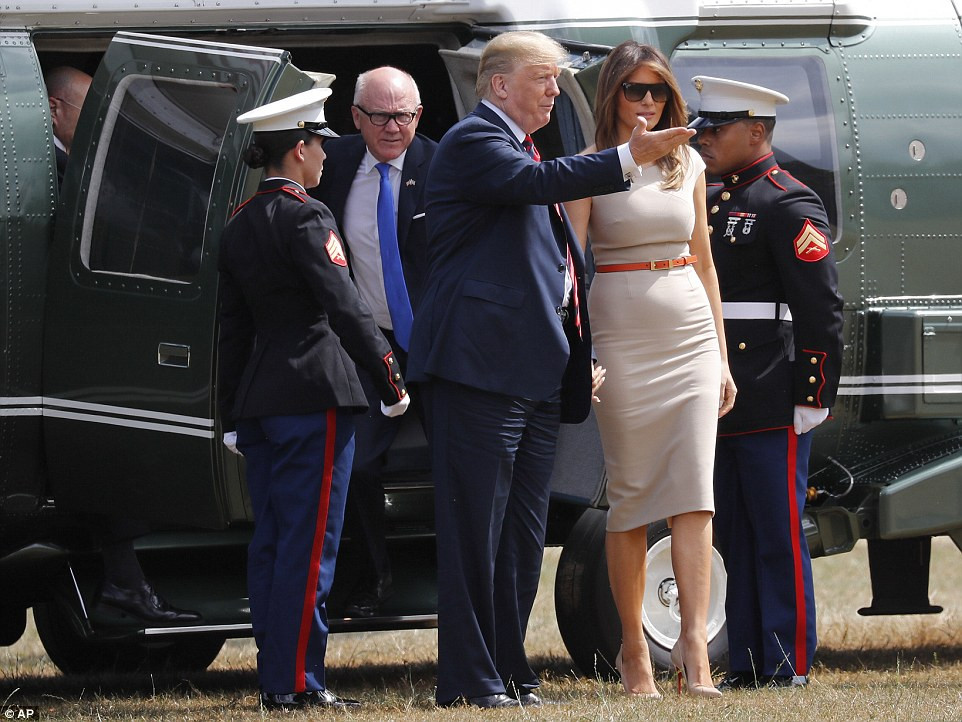 Tháp tùng Tổng thống Trump trong chuyến công du này là đội ngũ bao gồm 1.000 nhân viên, cùng với đó là trực thăng, máy bay và siêu xe riêng của nhà lãnh đạo Mỹ. Ảnh: AP.