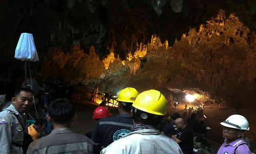 Trên trang Facebook cá nhân, ông Supat cho biết đã theo dõi các cuộc trò chuyện qua sóng radio giữa lực lượng SEAL của Hải quân Thái Lan với các bé trai bị mắc kẹt. Ảnh: Asiaone.