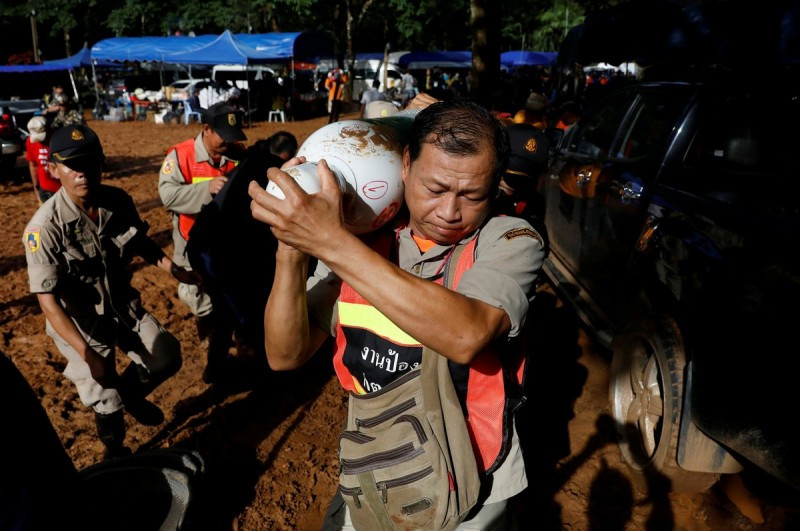 Điều phối viên Tim White đến từ Ủy ban Cứu hộ Hang động Mỹ nhận định các em là những vận động viên nên có thể lực tốt và đó là một trong những yếu tố giúp các em sống sót. Ảnh: Reuters.