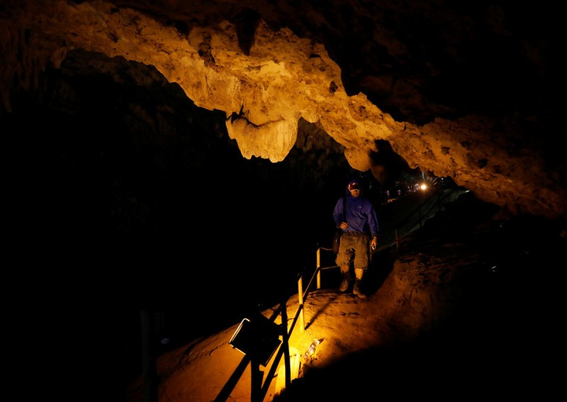 “Lực lượng SEAL đã hỏi các cậu bé cách sống sót và các cháu kể đã cố gắng nằm im, uống nước nhỏ giọt từ đá vôi trong hang”, Supat Khamsueb cho hay. Ảnh: Asiaone.
