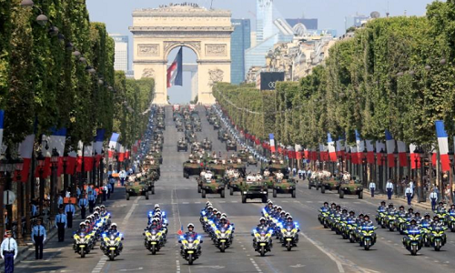 Cảnh sát Pháp điều khiển mô tô tham gia buổi lễ diễu hành trên đại lộ Champs-Elysees ở thủ đô Paris ngày 14/7. Ảnh: Reuters.