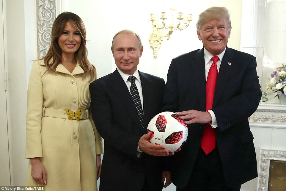Tổng thống Putin (giữa) chụp ảnh cùng vợ chồng Tổng thống Trump tại Dinh Tổng thống Phần Lan. Ảnh: TASS.