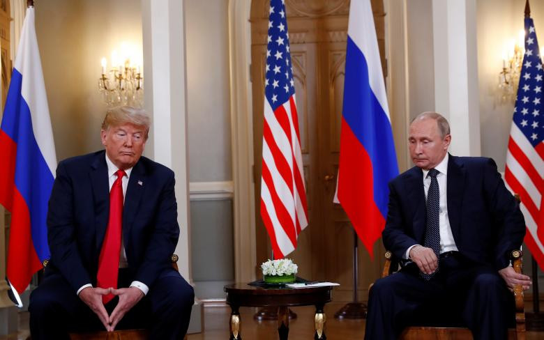 Khoảng 18h30, Tổng thống Trump bắt đầu cuộc hội đàm kín với Tổng thống Nga Putin với nét mặt khá căng thẳng. Ảnh: Reuters.