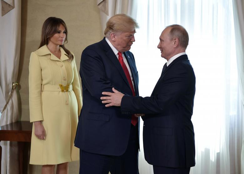 Tổng thống Putin và Tổng thống Trump bắt tay nhau trước khi bước vào cuộc hội đàm riêng. Ảnh: Reuters.