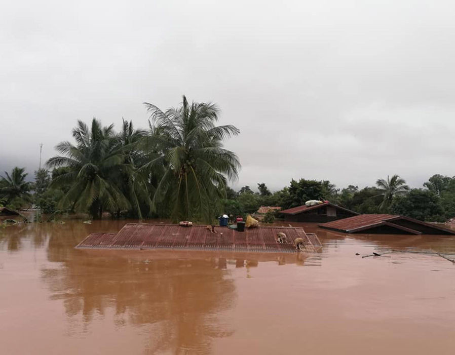 Theo thống kê mới nhất của giới chức địa phương, có 18 thi thể đã được tìm thấy trong khi số người mất tích được xác định ở thời điểm hiện tại là 200 người. Ảnh: Express. 